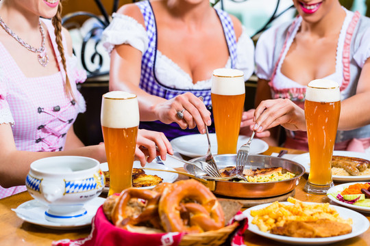三个女人在巴伐利亚餐厅吃午餐或晚餐