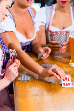 朋友们在客栈或酒吧里打牌，喝啤酒