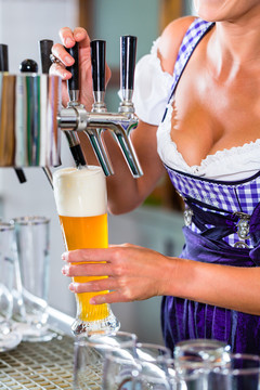巴伐利亚酒吧里的酒馆老板在拿啤酒