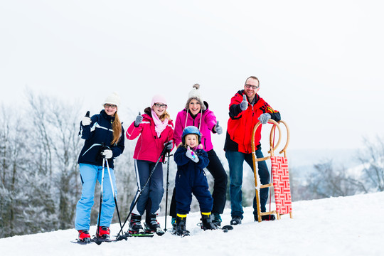 户外滑雪的家人