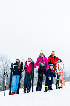 户外滑雪的家人