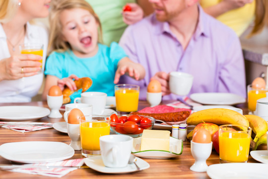 一家人在厨房吃早餐，喝早餐