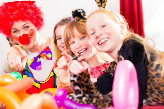 小丑在孩子们的生日聚会上款待孩子们