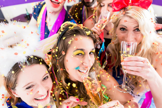 参加派对的人喝香槟庆祝生日或除夕