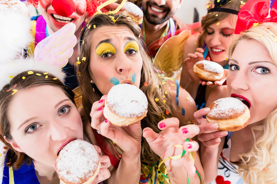 狂欢派对人们在狂欢派对上吃甜甜圈