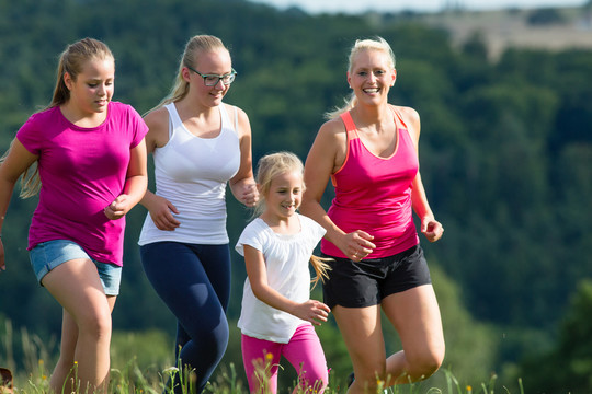 妈妈和孩子们为了更好的健康而跑步夏季慢跑