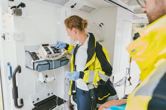医护人员利用医疗技术在救护车上提供帮助