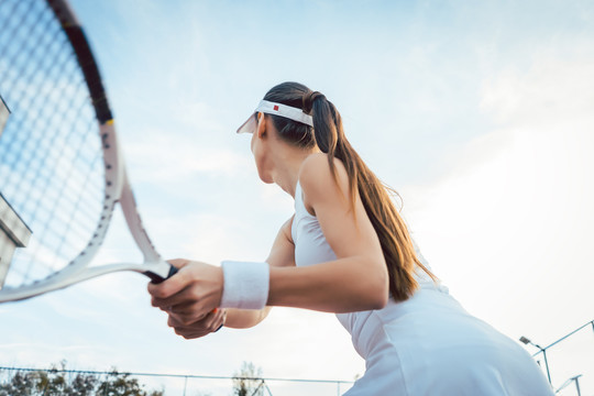 在球场上打网球的女子