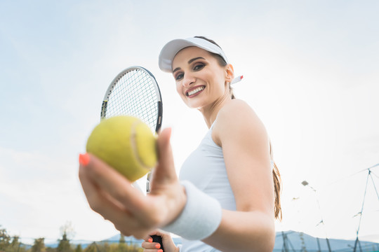 想打网球的女人手里拿着球