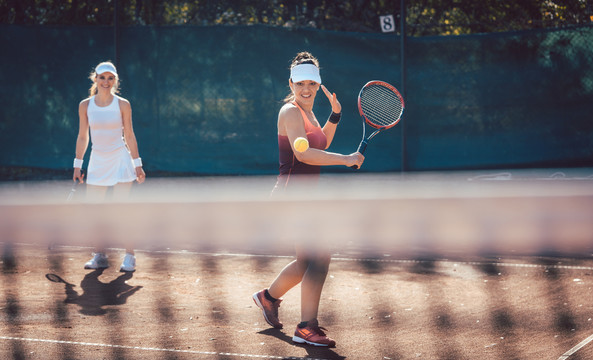 阳光明媚的日子里，女子网球双人赛
