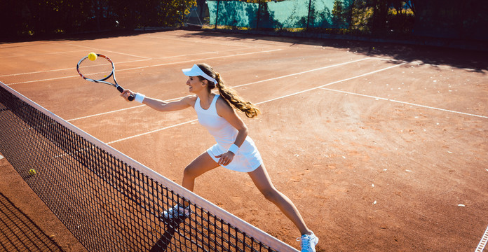 从上面看，在球场上打网球的女人