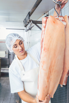 女屠夫切肉供进一步使用和加工