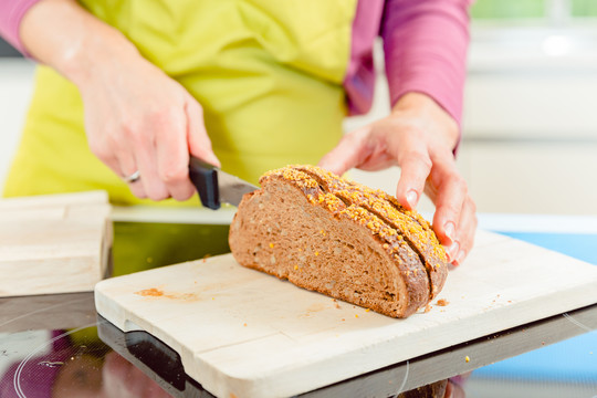 妇女切健康面包做三明治的特写镜头