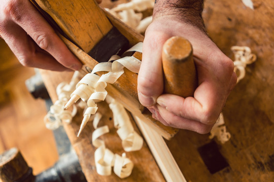 主木工使用木工刨床、手和工具的俯视图
