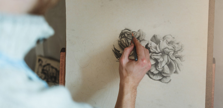 男子在画架上手绘花朵的特写镜头