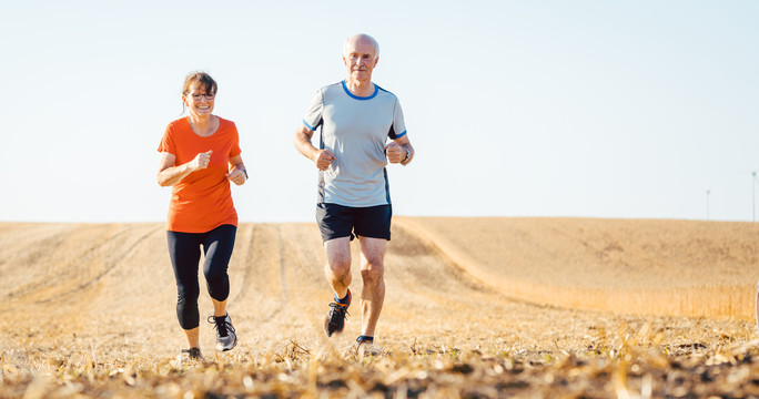 在球场上跑步或慢跑以保持身体健康的老年男女