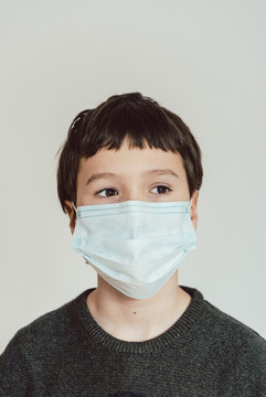 2019冠状病毒疾病的男孩在家里戴面罩