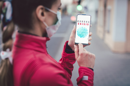 女人用手机阅读2019冠状病毒疾病新闻