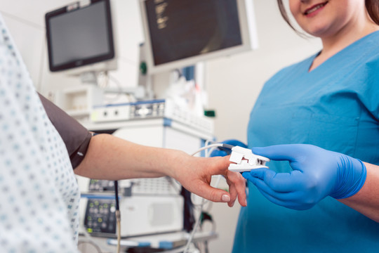 护士为住院病人准备手术用血压传感器