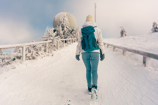 冬季徒步旅行在格罗瑟阿尔伯山的山顶上，一名妇女在小路上行走