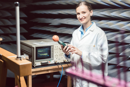 高频电子实验室工程师执行射频合规性测试