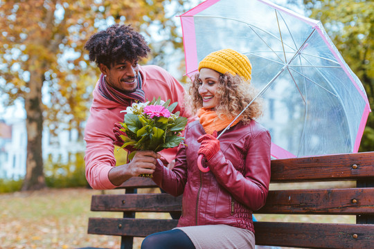 在一个下着毛毛雨的秋天，男人用一束鲜花给妻子惊喜，给她的生活带来欢乐