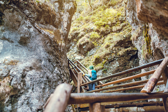 秋天，一位妇女在山上的峡谷里徒步旅行