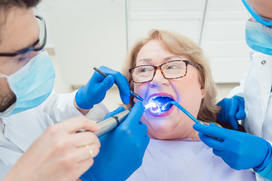牙科医生用紫外光硬化toot牙冠治疗老年患者