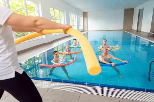 在物理治疗中心进行物理治疗期间，参加水上健身课程的人