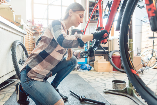 做自行车修理工的快乐女人