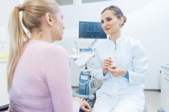 妇女在妇科检查时与医生在医疗器械前