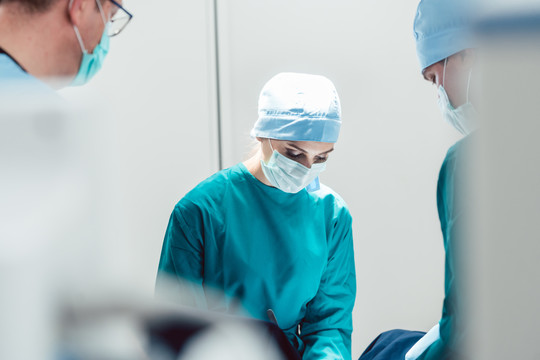 在医院手术室手术的外科医生专注于患者的健康