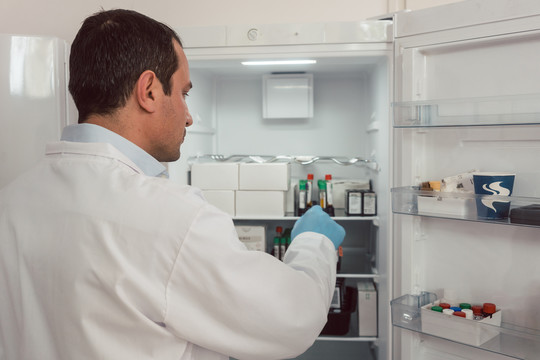 实验室技术员将血样储存在冰箱中，以备日后使用