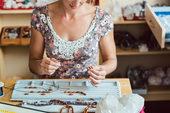 一位女士用宝石制作项链作为她的业余爱好