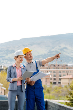 建筑师和建设者在现场为建设项目开发思路