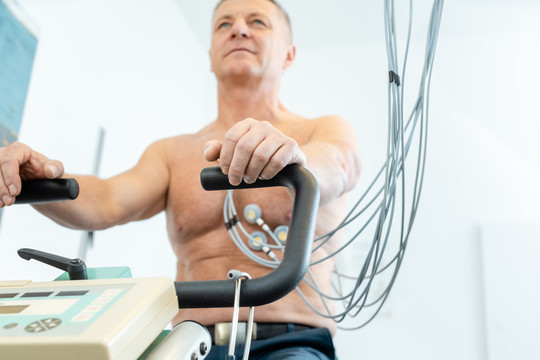 患者在静止自行车上运动时的心电图