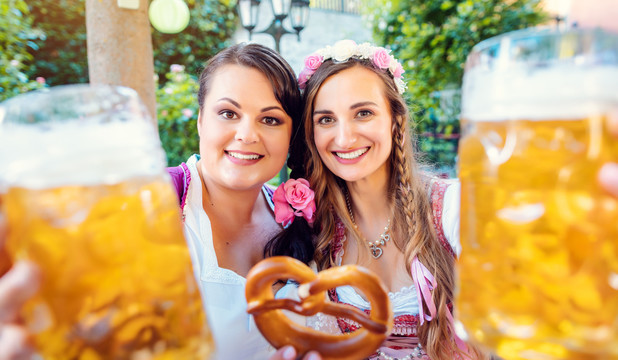 巴伐利亚州的女朋友们在传统的酒吧里喝啤酒，看着镜头