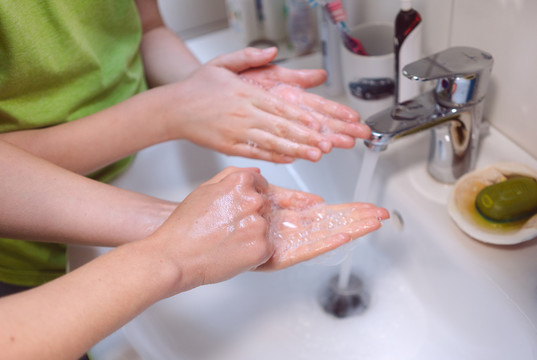 一家人一起小心翼翼地洗手