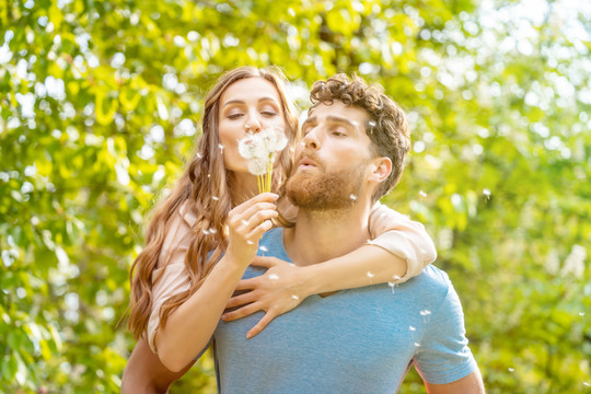 女人和男人在草地上以浪漫的心情享受着他们自己和他们的生活