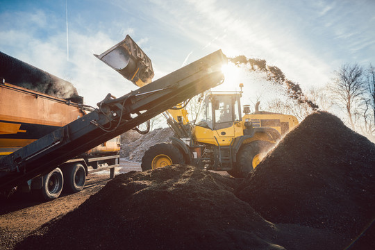 在堆肥工程或填埋场中移动土壤和生物质的重型机械