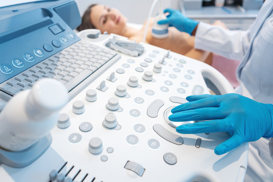 女性患者在现代机器上进行超声波扫描以预防乳腺癌