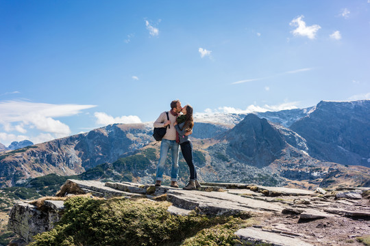 登山时，女人和男人深情地接吻