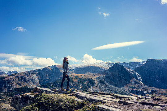 一位欣赏在里拉山脉徒步旅行风景的女士