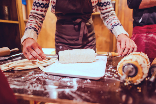圣诞节市场上的女面包师正在制作传统的甜蛋糕