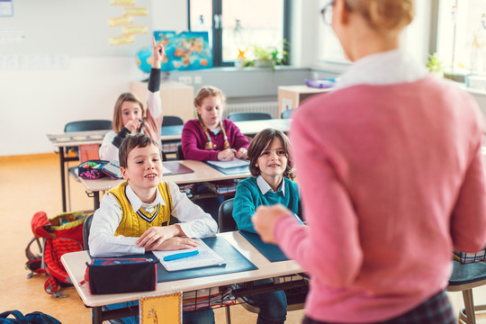 老师和她的学生在小学的课堂上给他们提供教育