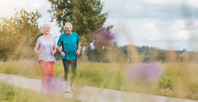 健康活泼的老年夫妇在夏天的小路上进行户外跑步锻炼