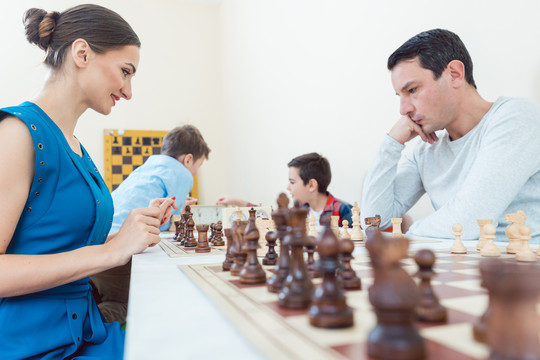 女子下棋与男子对弈