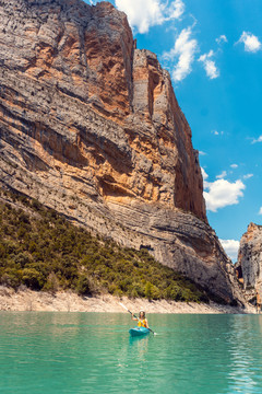 加泰罗尼亚比利牛斯山脉的一名女子在利贝山峡谷水域的皮划艇上