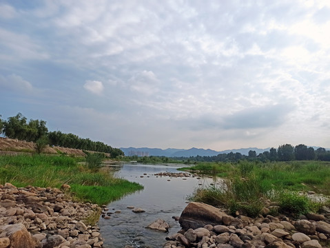 鹅卵石河流