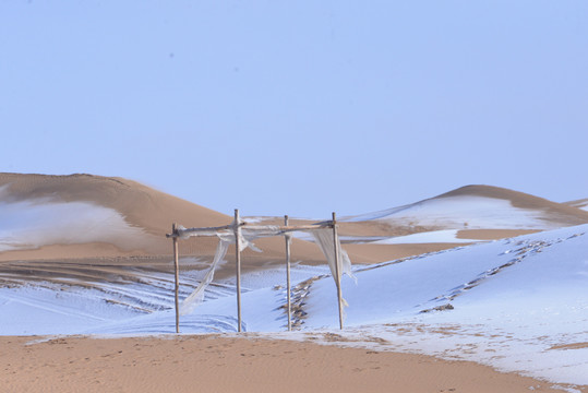 冬季雪后的腾格里沙漠